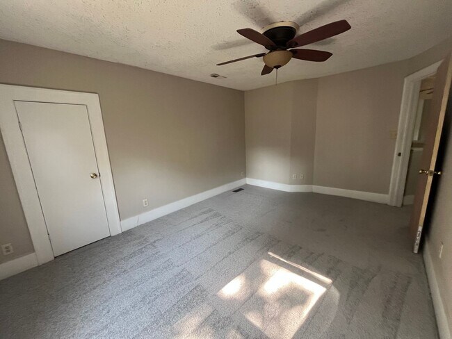 Building Photo - 4 Bedroom / 2 Bath House