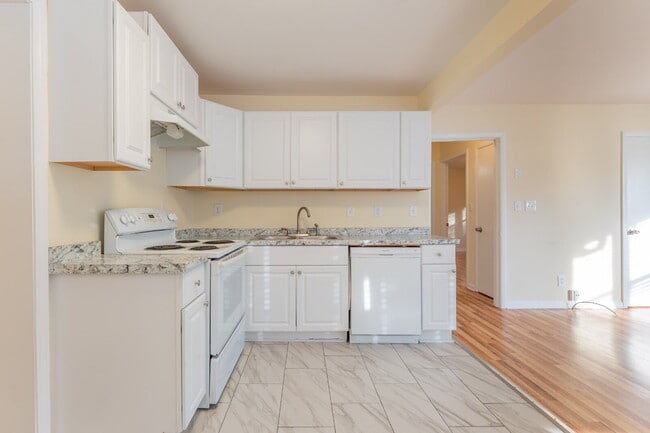 Building Photo - Donelson 3 Bedroom 2 Bath Apartment in Duplex