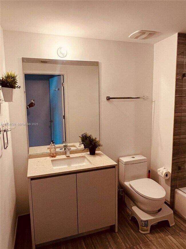 Building Photo - 1010 Brickell Ave