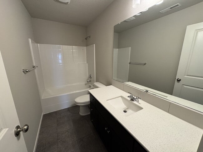 Building Photo - 5 Bedroom Camas Home, Spacious, Fenced Backyard