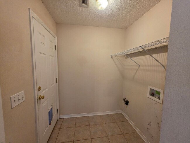 Building Photo - 3 Bedroom Home Near NAS Pensacola