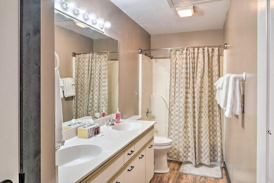 Master bathroom with double vanity - 555 Valley View Rd