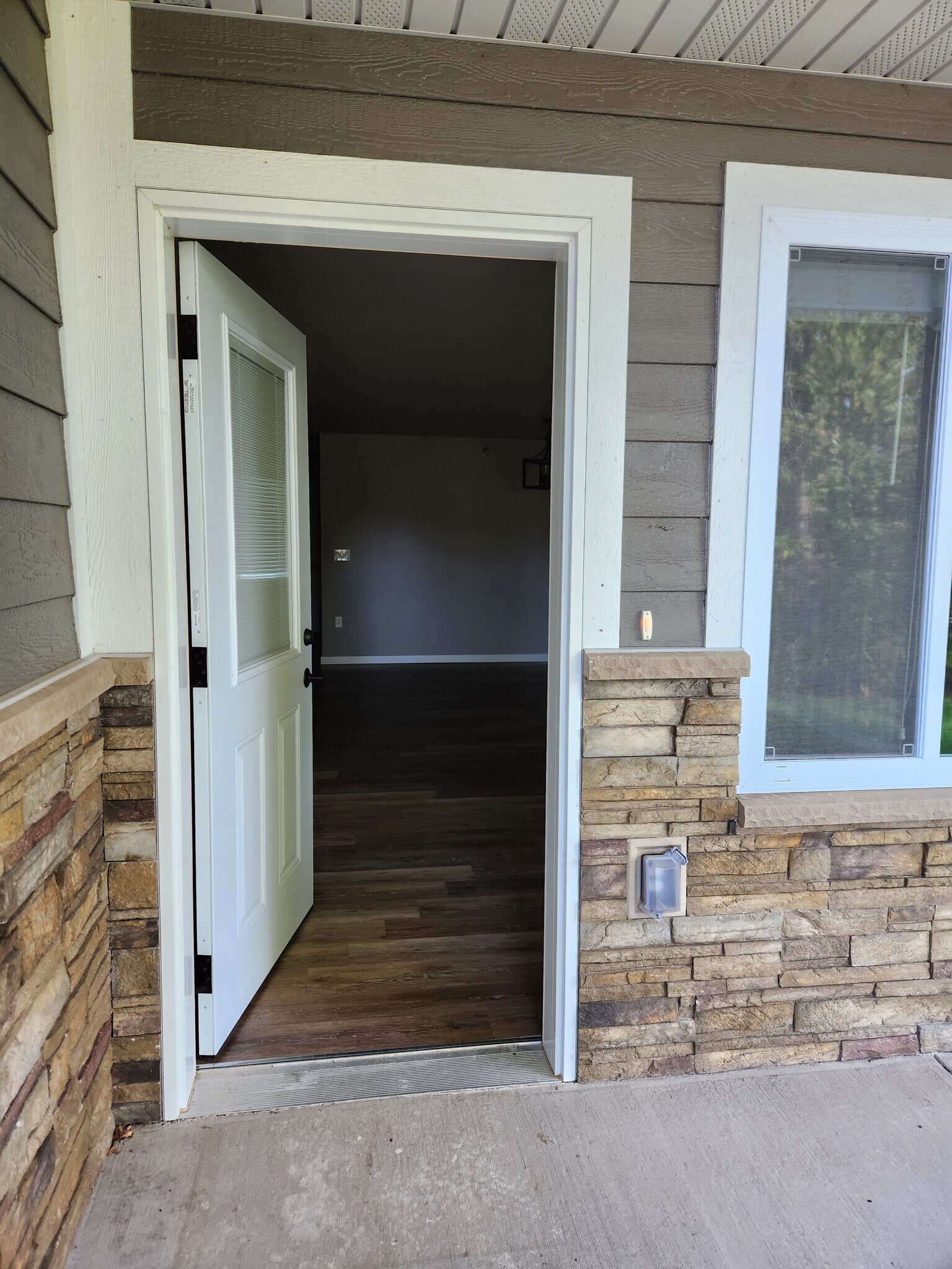 Building Photo - 105 Nieson St