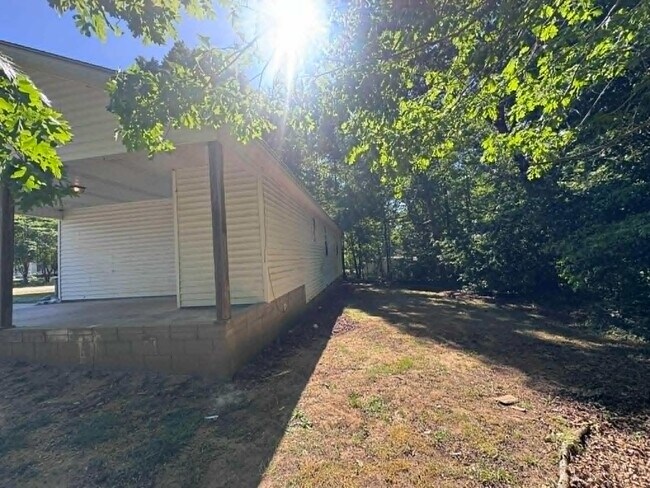 Building Photo - 224 Pond Ave