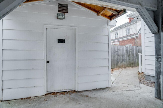 Building Photo - 2403 Flint St