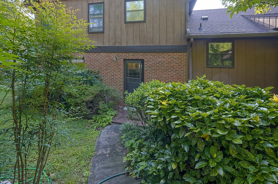 Building Photo - 1422 Pineview Dr