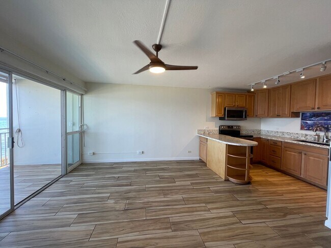 Building Photo - Lahaina Roads Oceanfront One Bedroom
