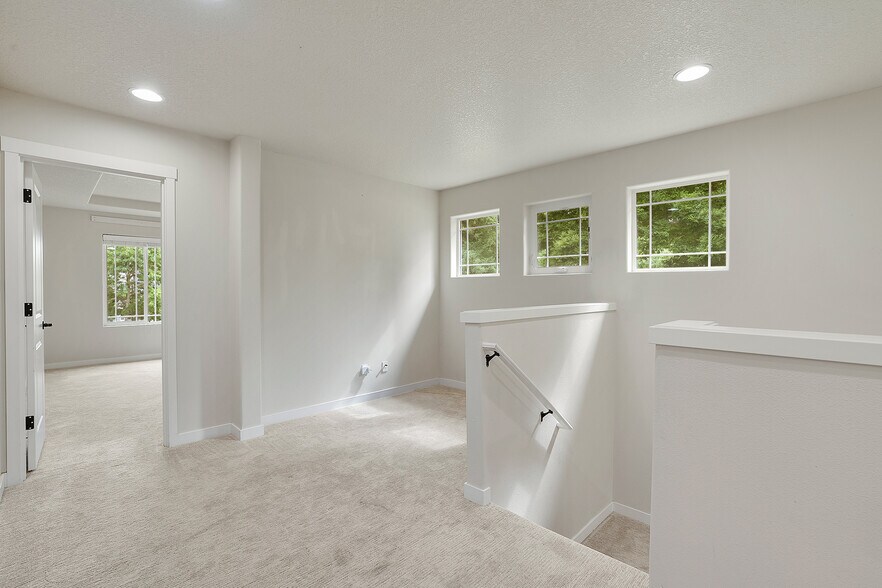 Building Photo - 28616 Greenway Dr