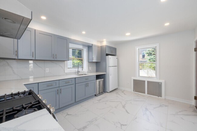 Building Photo - 100 W 46th St