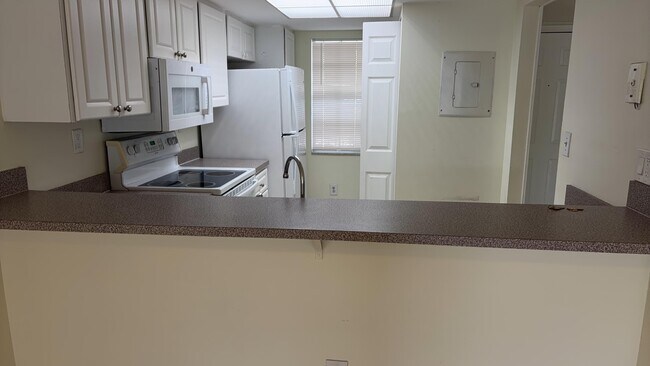 Building Photo - 905 Southridge Rd