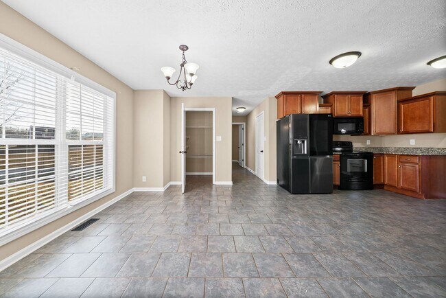 Building Photo - Pet Friendly Four Bedroom!