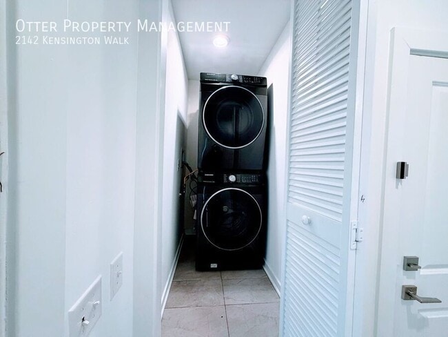 Building Photo - 2142 Kensington Walk