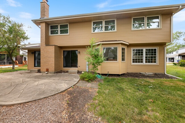 Building Photo - 5S681 Heather Ct