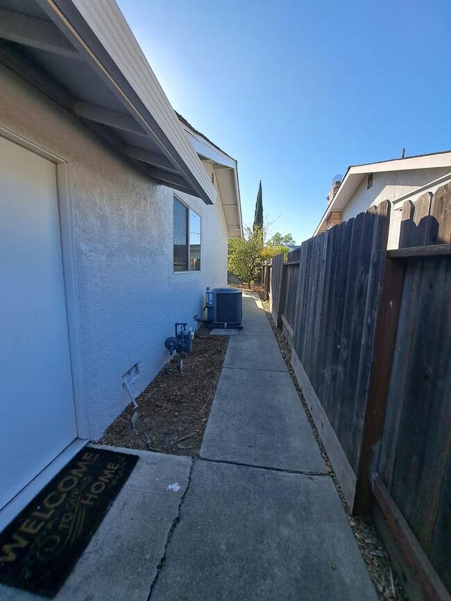 Building Photo - Cute, Clean, and Ready to Move In