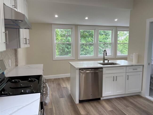 Building Photo - 74 Rossmore Ave