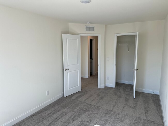 Building Photo - Gorgeous 3 Bedroom End Unit Townhome, Avai...