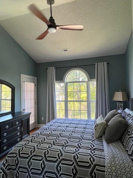 Building Photo - 4241 Hibiscus Dr