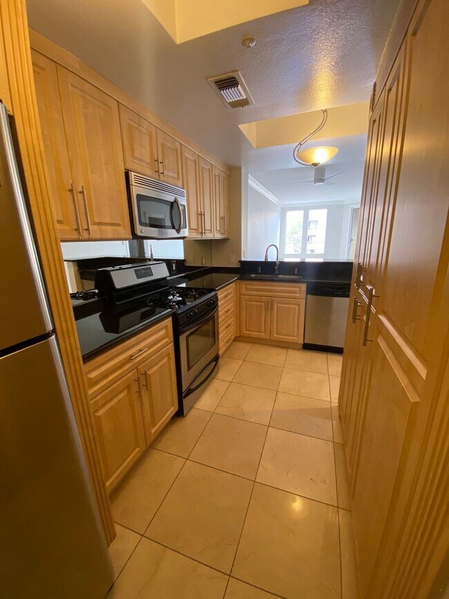 Building Photo - Remodeled 2 Bedroom Condo Just Off the Strip!