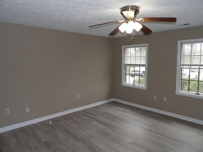 Building Photo - 244 Meadowview Dr