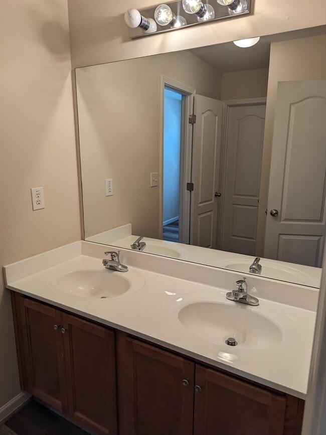 Building Photo - 155 Oakmont Dr