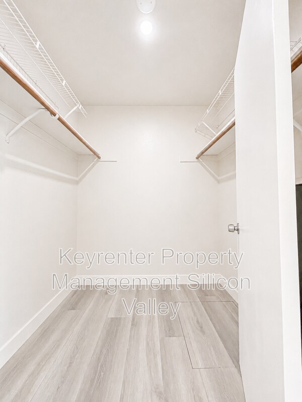 Building Photo - 1104 Delna Manor Ln