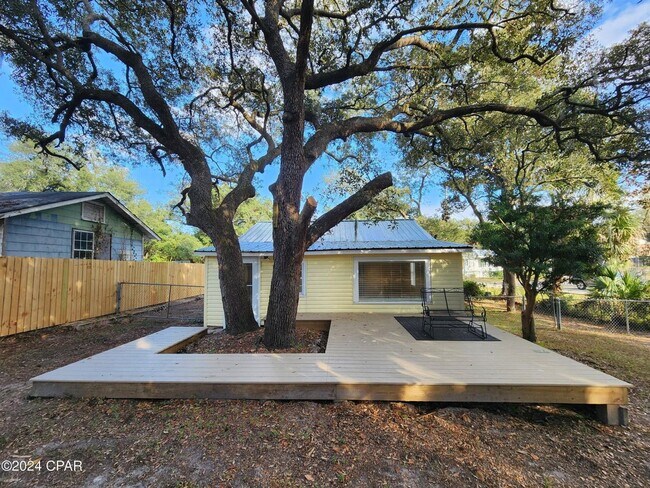 Building Photo - Tiny home vibe on a large private lot!!
