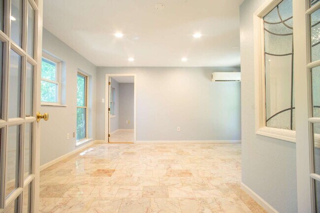 Building Photo - "Spacious 4-Bedroom Home in Fayetteville w...