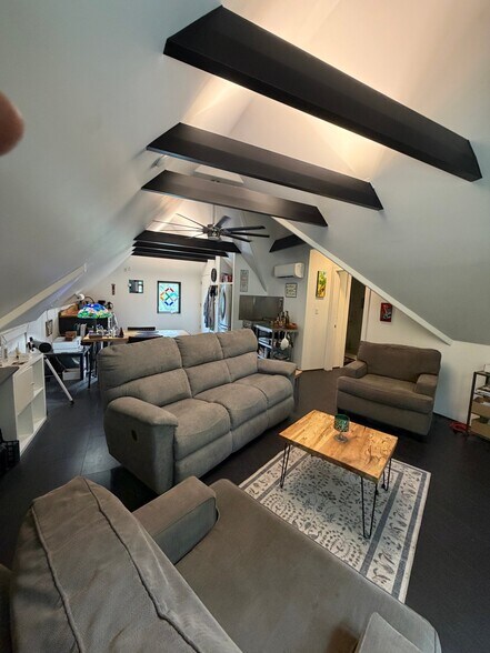 Building Photo - 3625 Woodside Dr