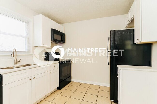 Building Photo - 4 Bedroom Pet-Friendly Home in Louisville, KY with Main Street Renewal