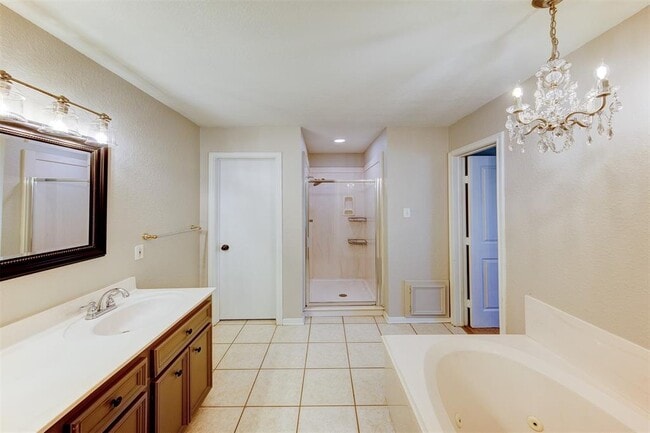 Building Photo - 402 Live Oak Ln