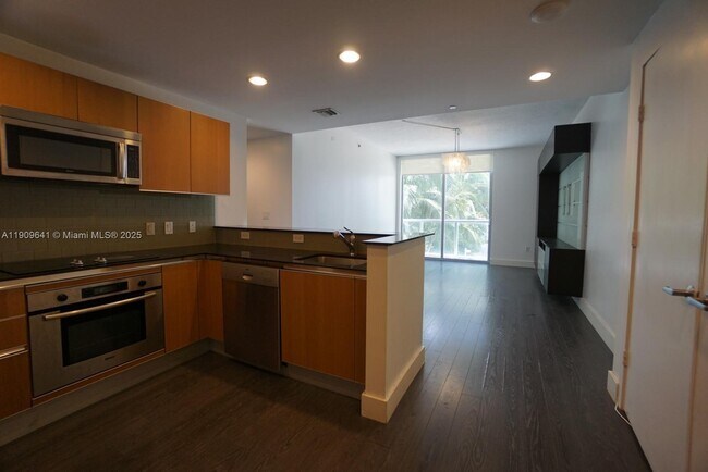 Building Photo - 1060 Brickell Ave