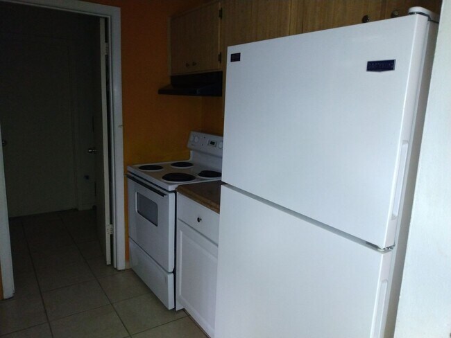 Building Photo - 2 bed 2 bath house for rent