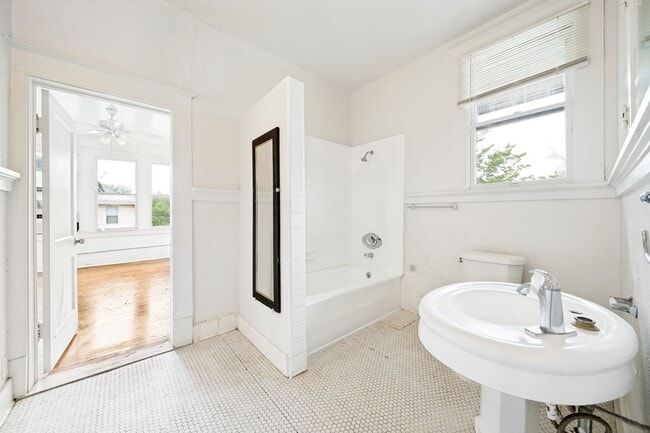 Building Photo - CHARMING 4-BEDROOM HISTORIC HOME IN TOBIN HILL