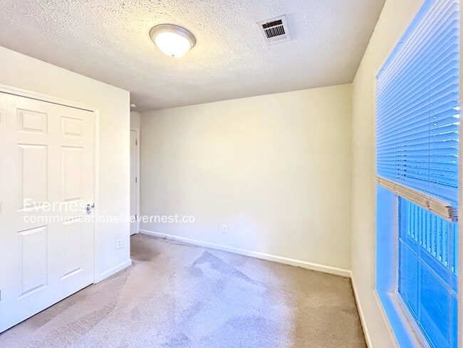 Building Photo - 3750 Greenbrook Dr