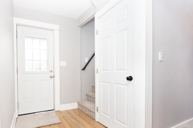 Building Photo - 6 Crescent St