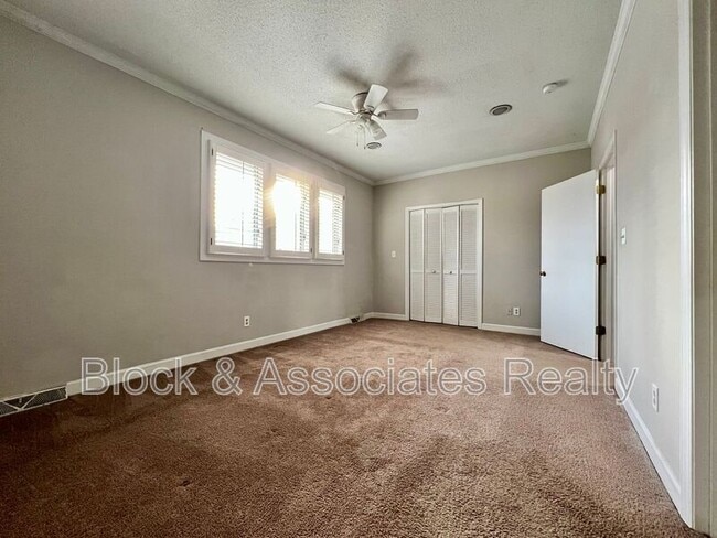 Building Photo - 207 Forest View Ct