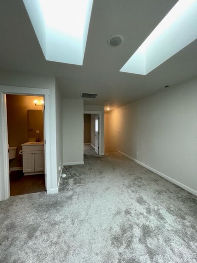 Building Photo - Like new 3 bedroom townhome in SE Bend!