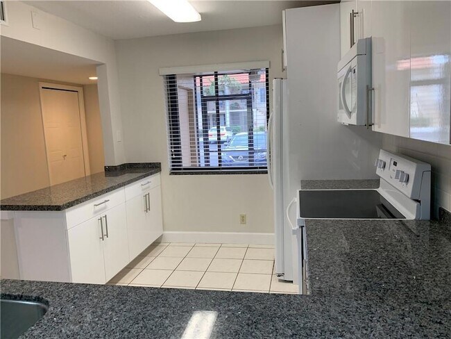 Building Photo - 434 Lakeview Dr