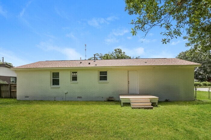 Building Photo - 1885 Hazelwood Dr