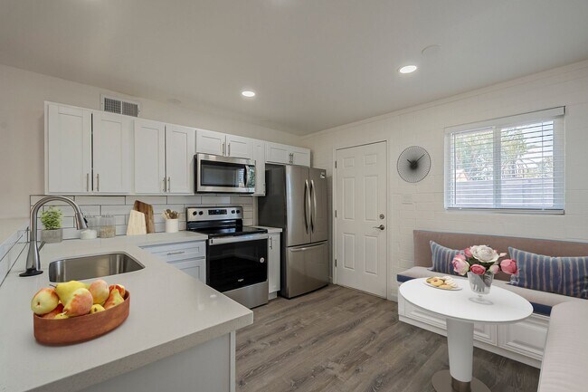 Building Photo - Fully remodeled Casita style apartment hom...