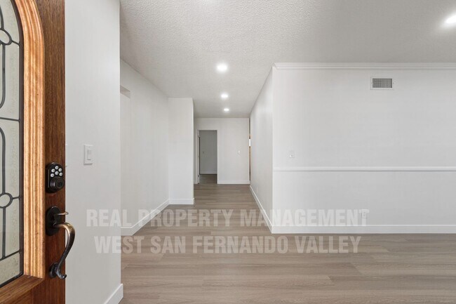 Building Photo - Stunning 3bd Home with Private Outdoor Oasis