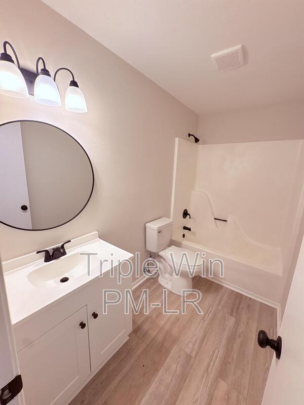 Building Photo - 220 Randall Dr