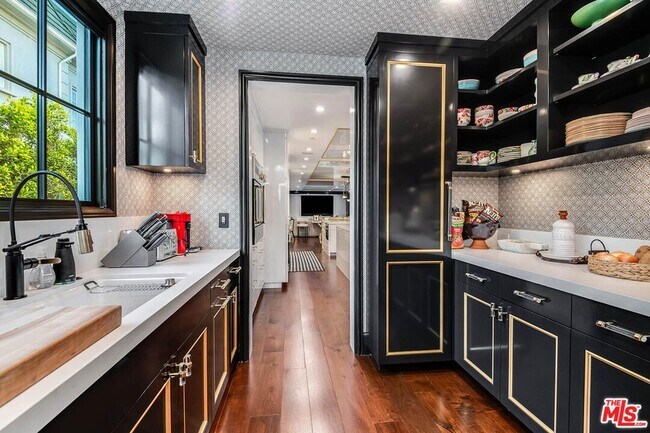 Building Photo - 1445 Vía Cresta