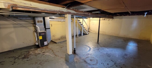 Building Photo - AVAILABLE JUNE - 4 Bed 1 Bath Located In East Hillside