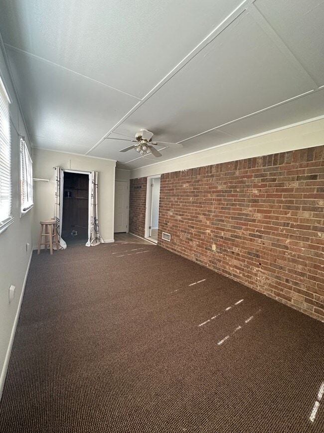 Building Photo - 3 bedroom home near Wire Park