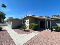 Building Photo - Mid-Century Modern Gem in Historic Paradise Palms!