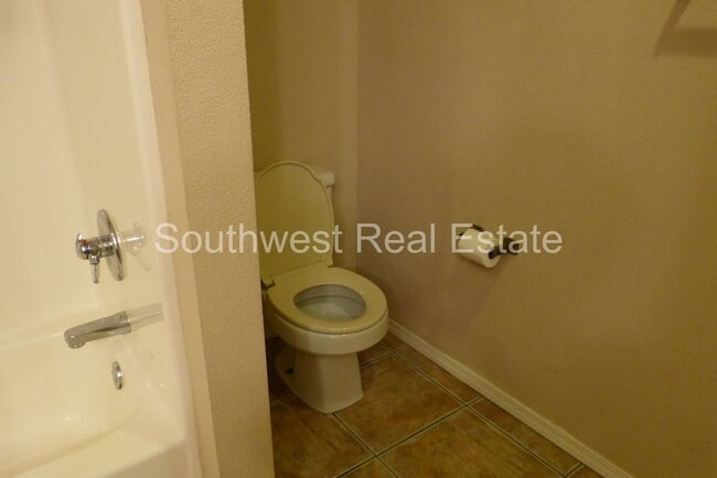 Building Photo - 2 bedroom 2 bath home.