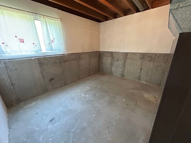 Building Photo - 5 Bed 2 Bath Home with 2 Car Attached Gara...
