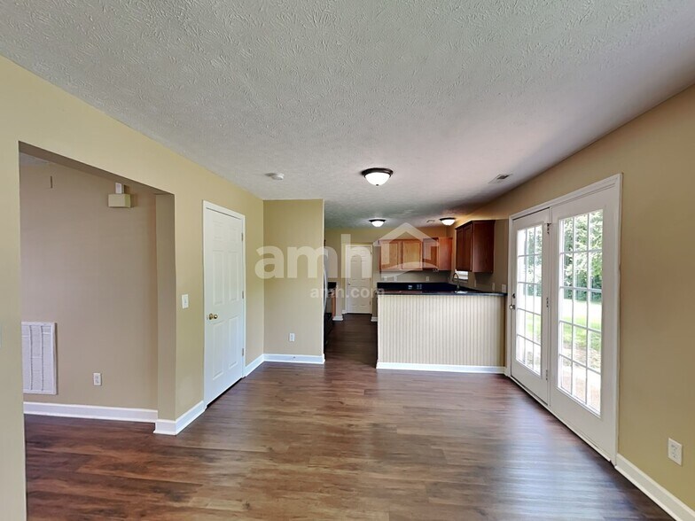 Building Photo - 6012 Mountview Dr