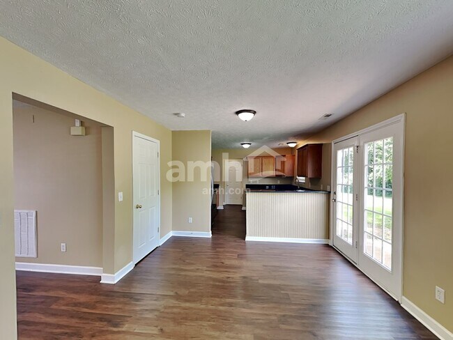 Building Photo - 6012 Mountview Dr